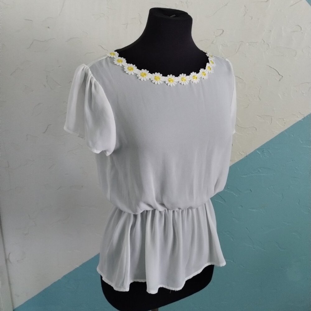 a'gaci White Daisy Embroidered Peplum Flowy Top